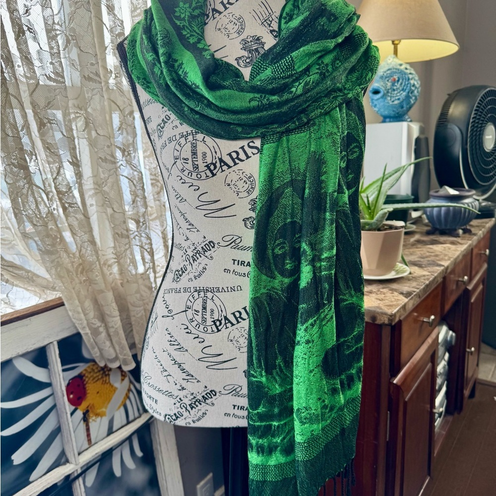 Vibrant Green Scarf with Subtle Pattern and Soft Texture